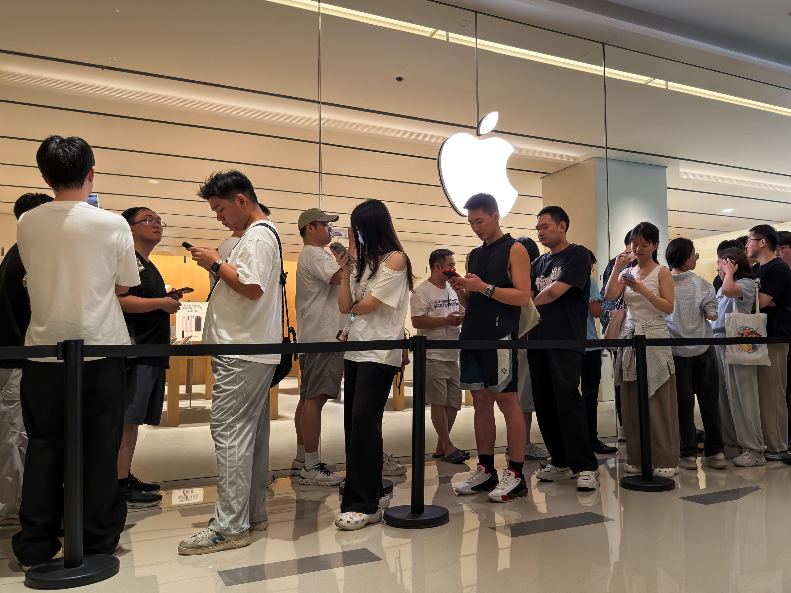 iPhone 18 Pro bemutató: sorbanállás az egész világon